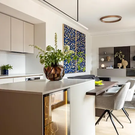 Stylish Waterfront With Lounge Terrace & Sauna شقة