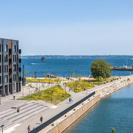 Stylish Waterfront With Lounge Terrace & Sauna