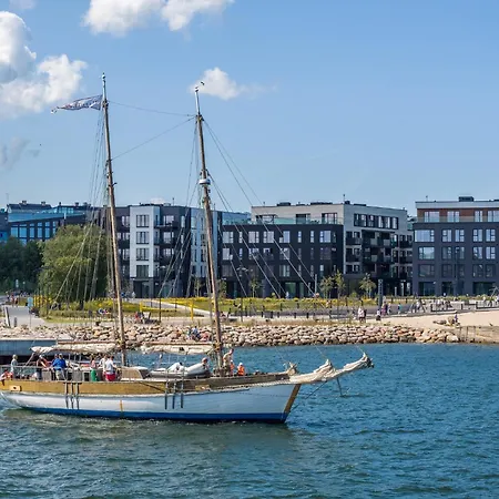 Stylish Waterfront With Lounge Terrace & Sauna شقة *
