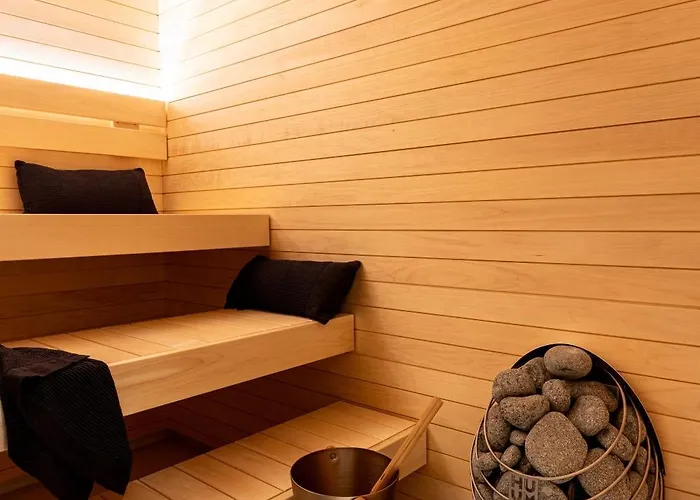 Stylish Waterfront With Lounge Terrace & Sauna